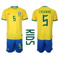 Brasilien Casemiro #5 Hjemmebanesæt Børn VM 2022 Kortærmet (+ Korte bukser)